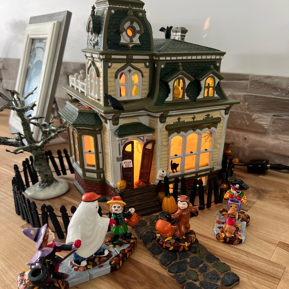 Department 56 Original Snow Village Haunted Mansion (green roof)